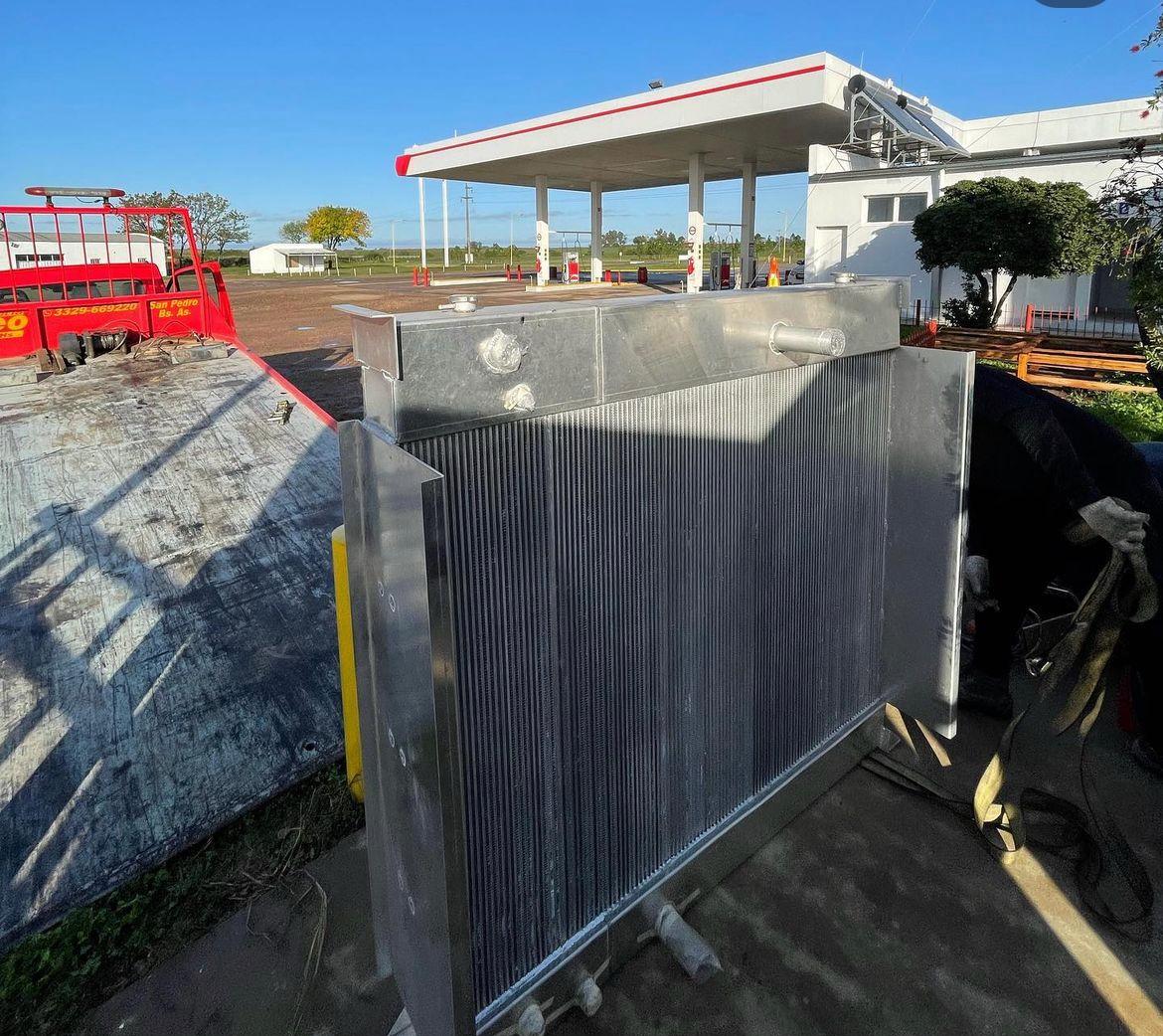 Radiador de aluminio de gran porte fabricado por Pehuen, listo para entrega